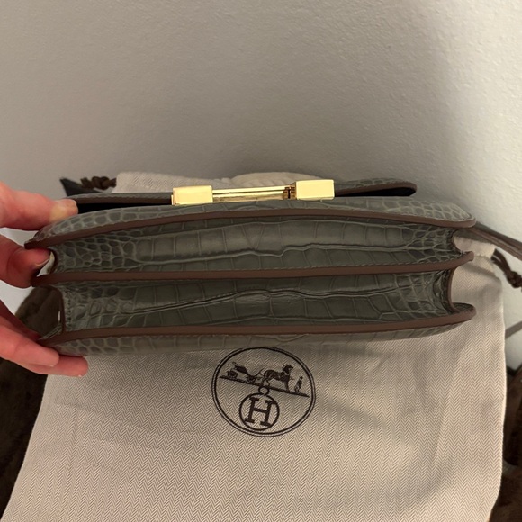 Elegant Gray Crocodile leather Bag with Gold Accents - Picture 4 of 17